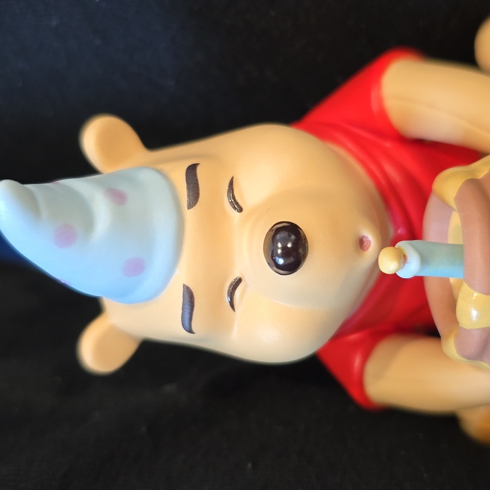 Winnie the Pooh figurine "Hip, hip Poohray for birthdays"